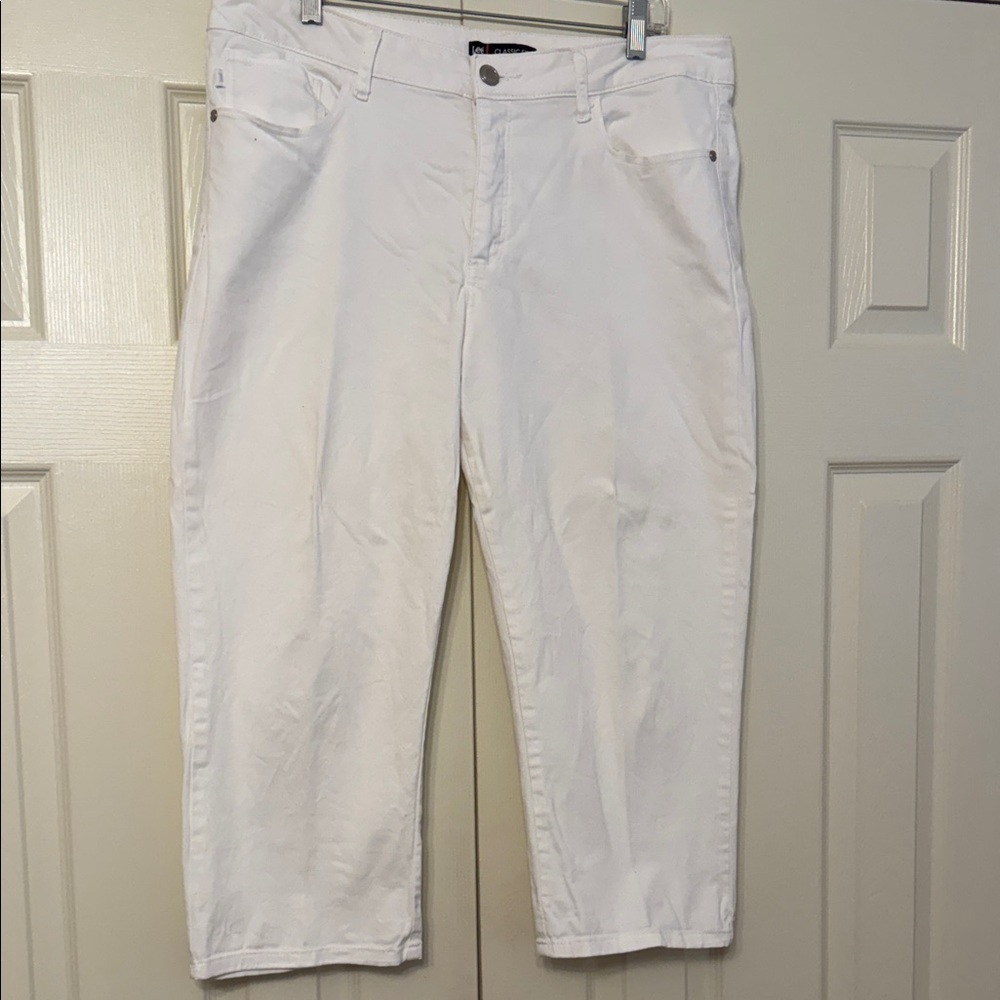 Lee capri length white pants, size 14. Great condition!